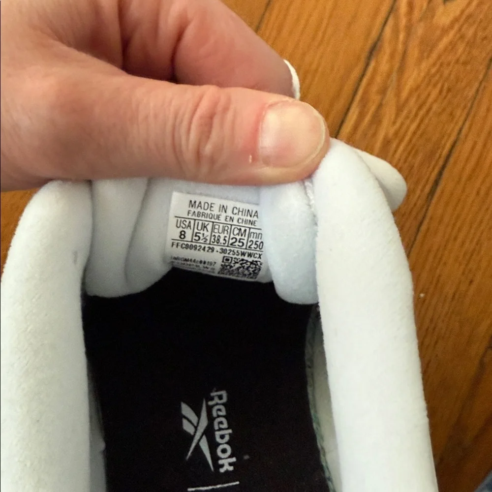 NWOT Reebok women’s White and Black Sneakers 8 - Picture 5 of 7